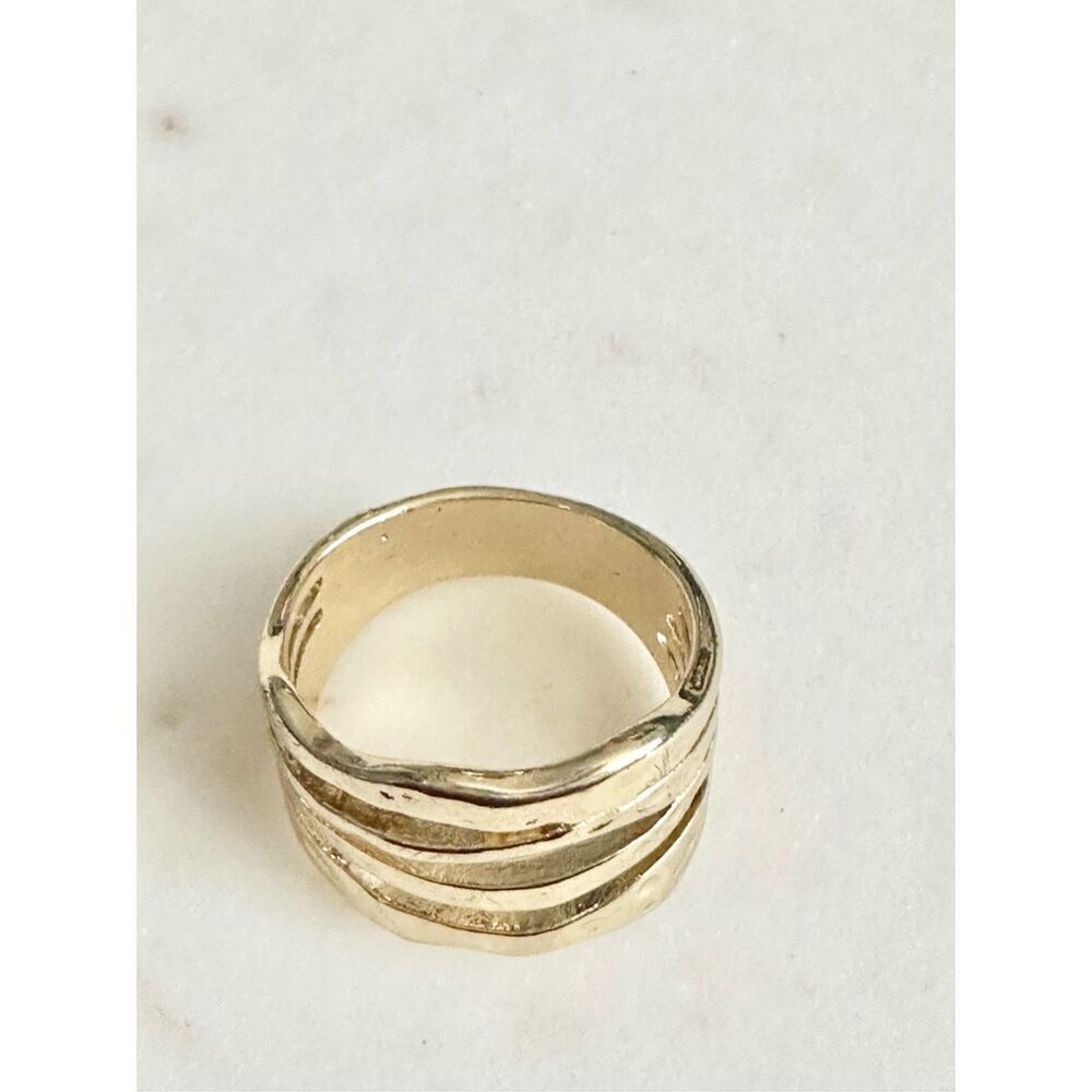 Sleek gold color size 8